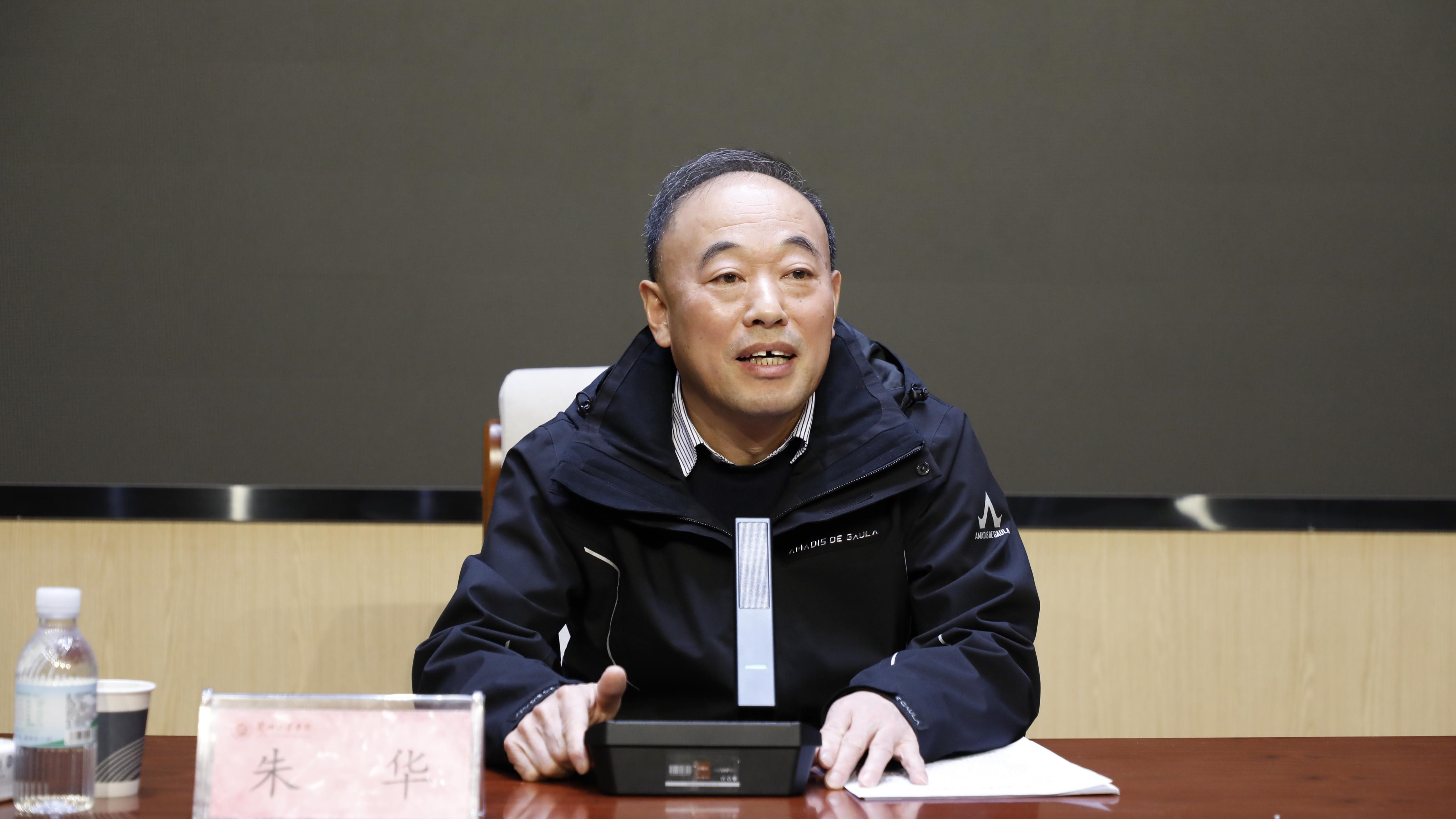 学校举办“雷锋班长话雷锋”主题宣讲报告会