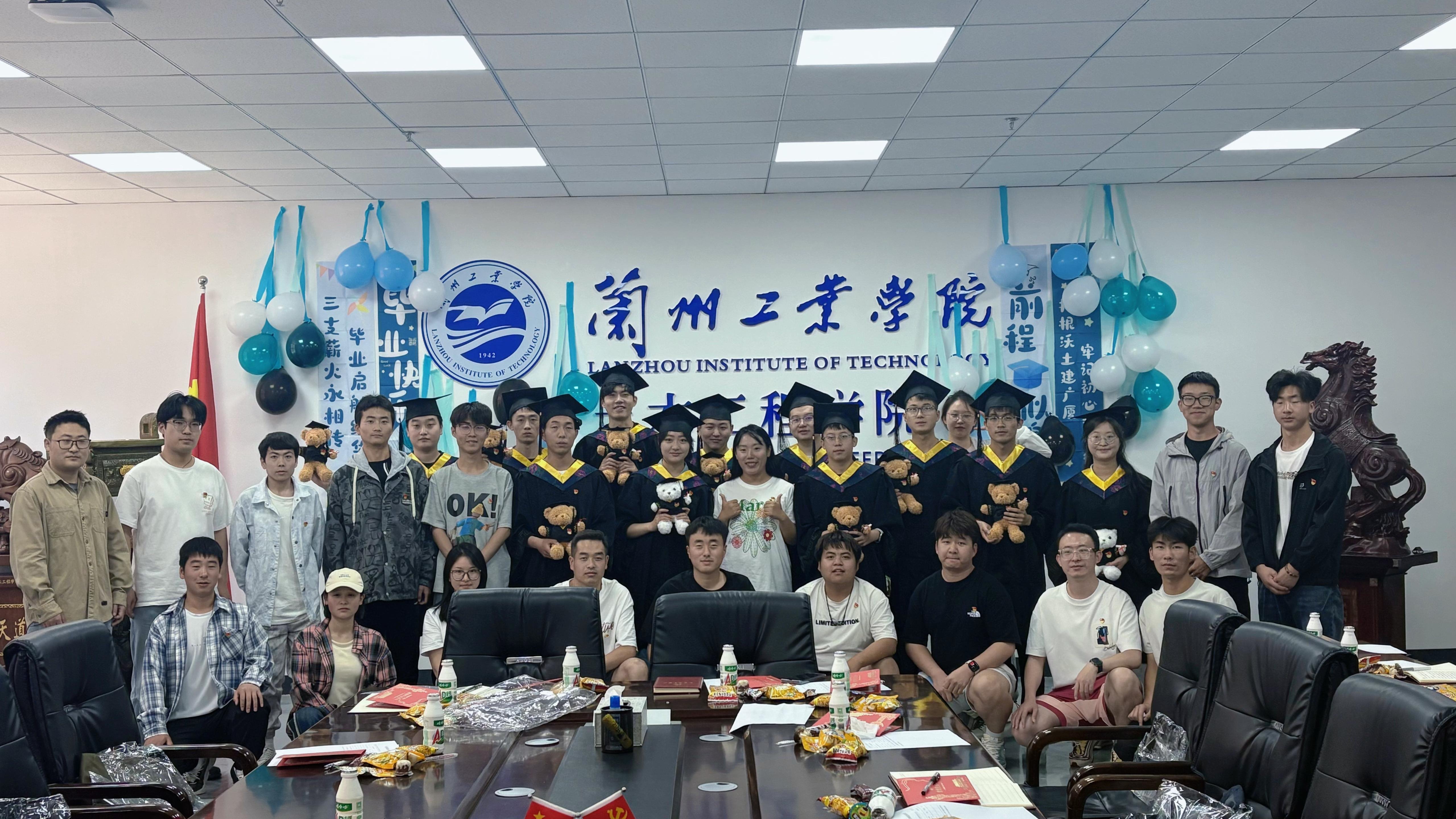 土木工程学院举办“砼心永向党·筑梦启新程”毕业生党员主题教育暨欢送