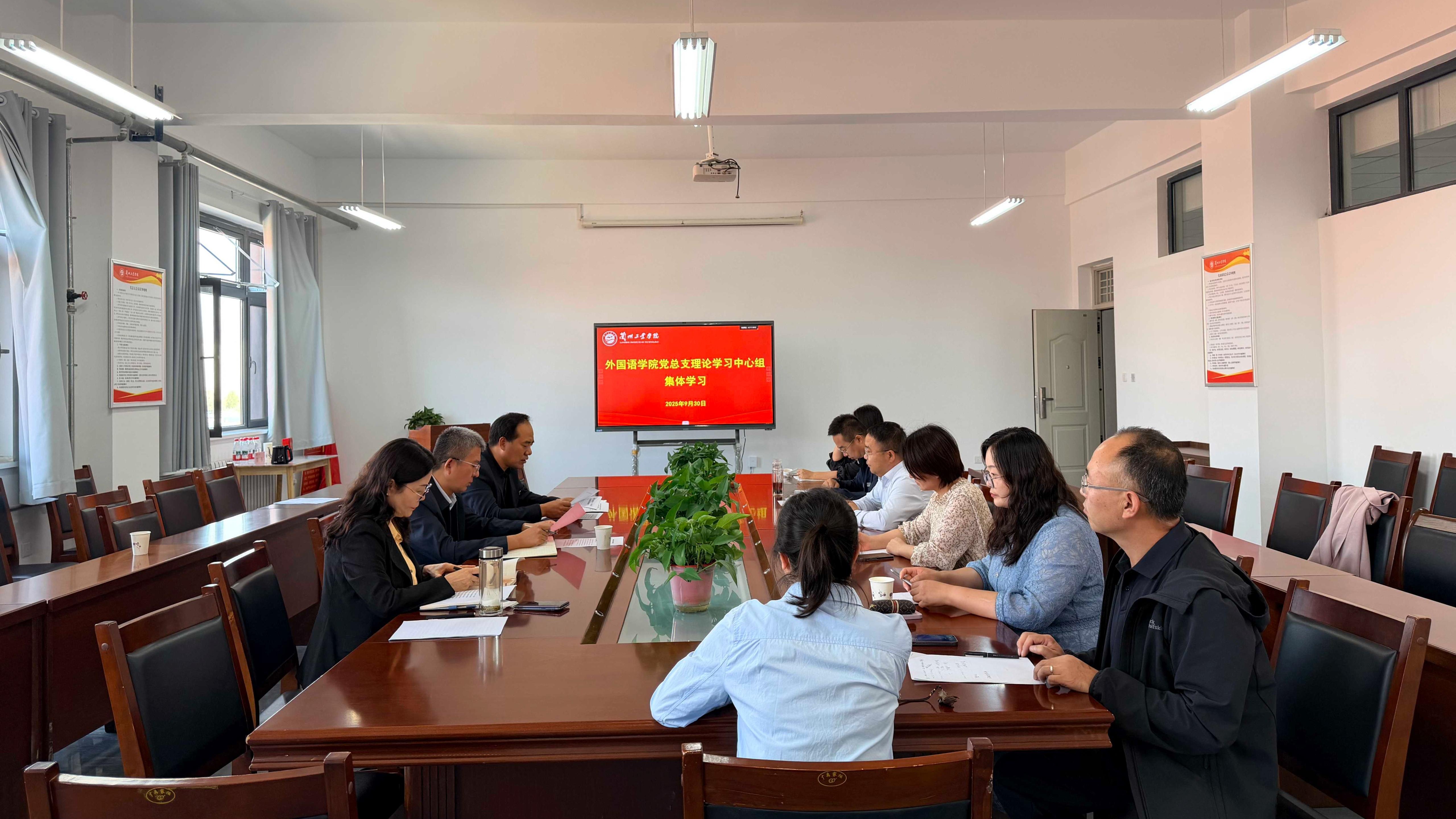 纪委书记、监察专员陈伟巡学旁听外国语学院党总支理论学习中心组集体学习