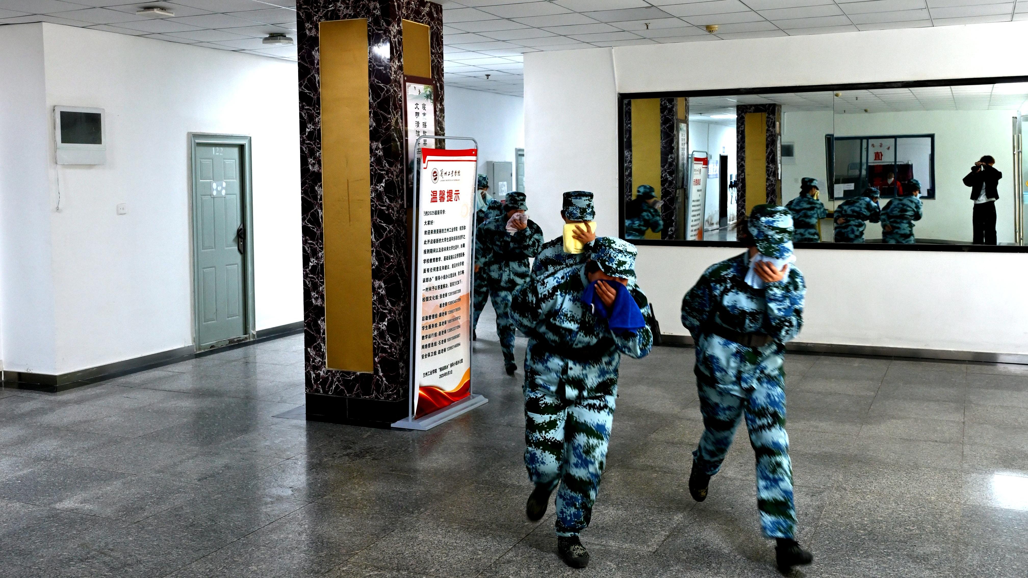 学校开展综合消防演练活动