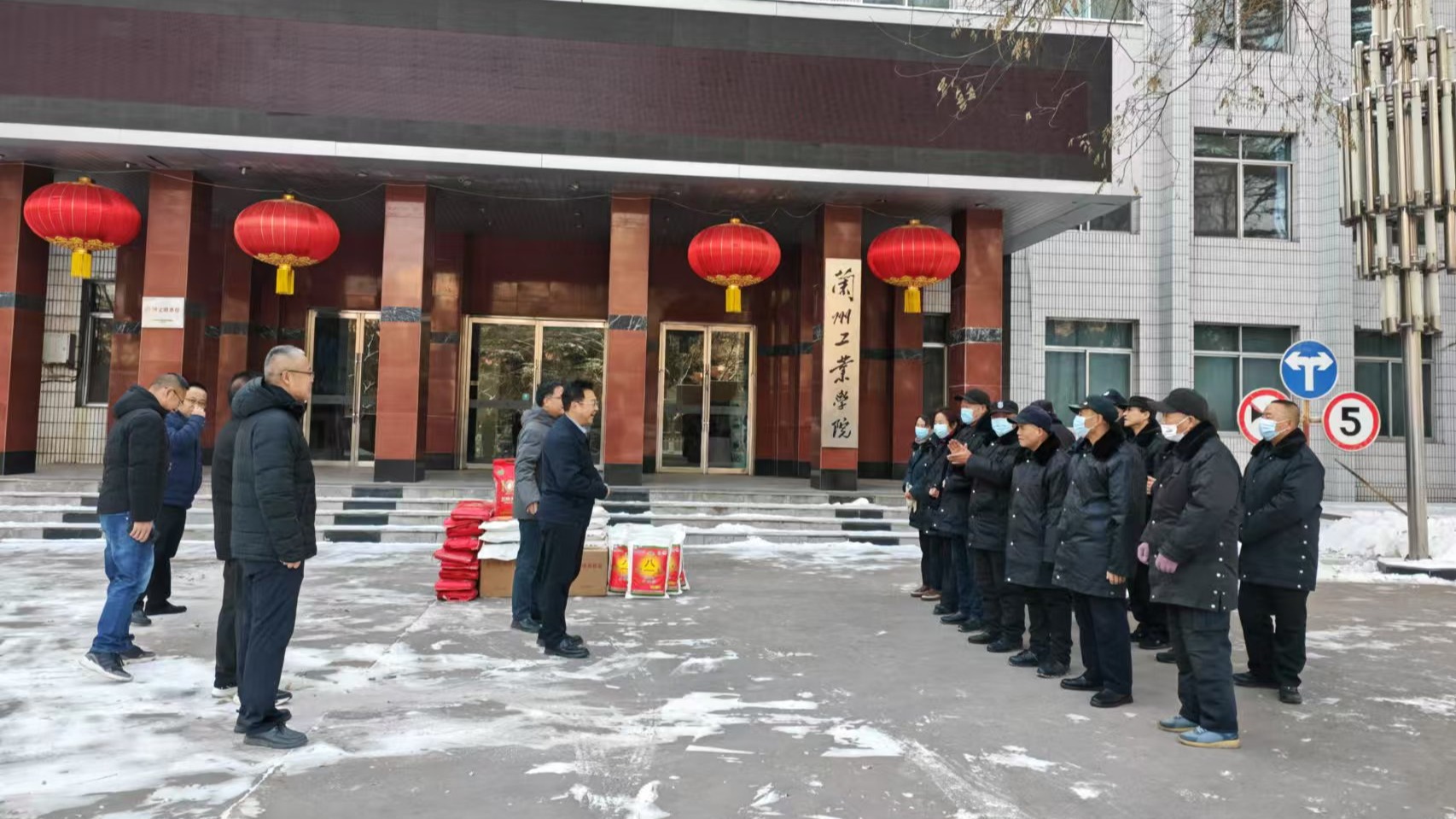 校长刘新辉慰问假期值班人员