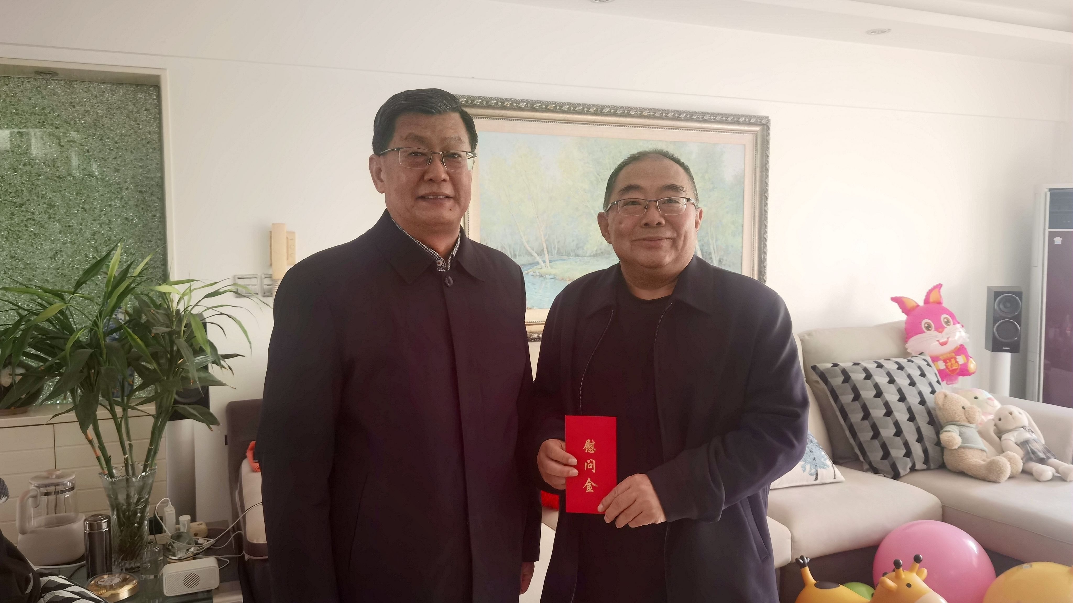 学校开展春节前夕慰问活动