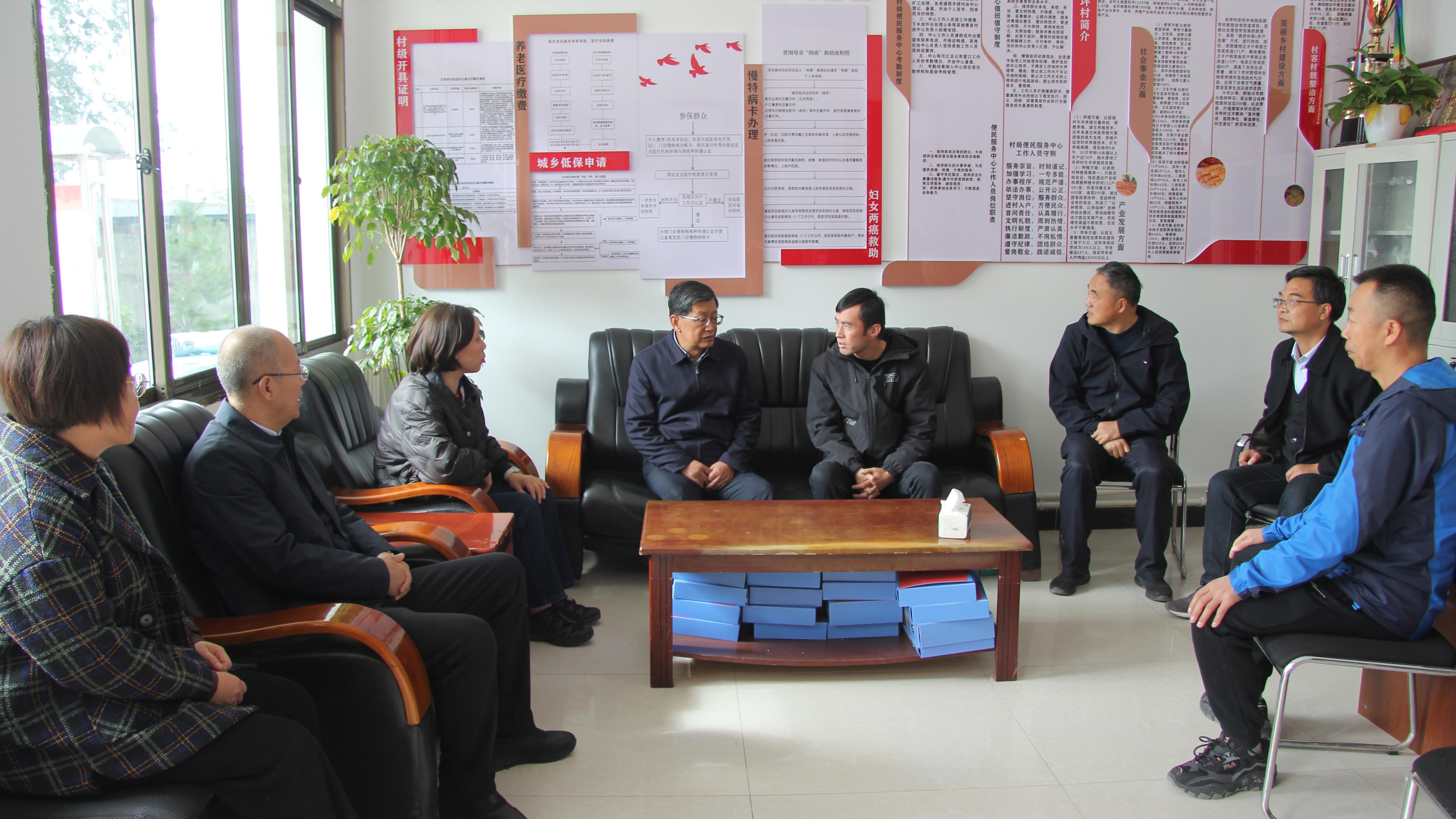 韦尧兵一行赴积石山县开展乡村振兴和结对关爱工作