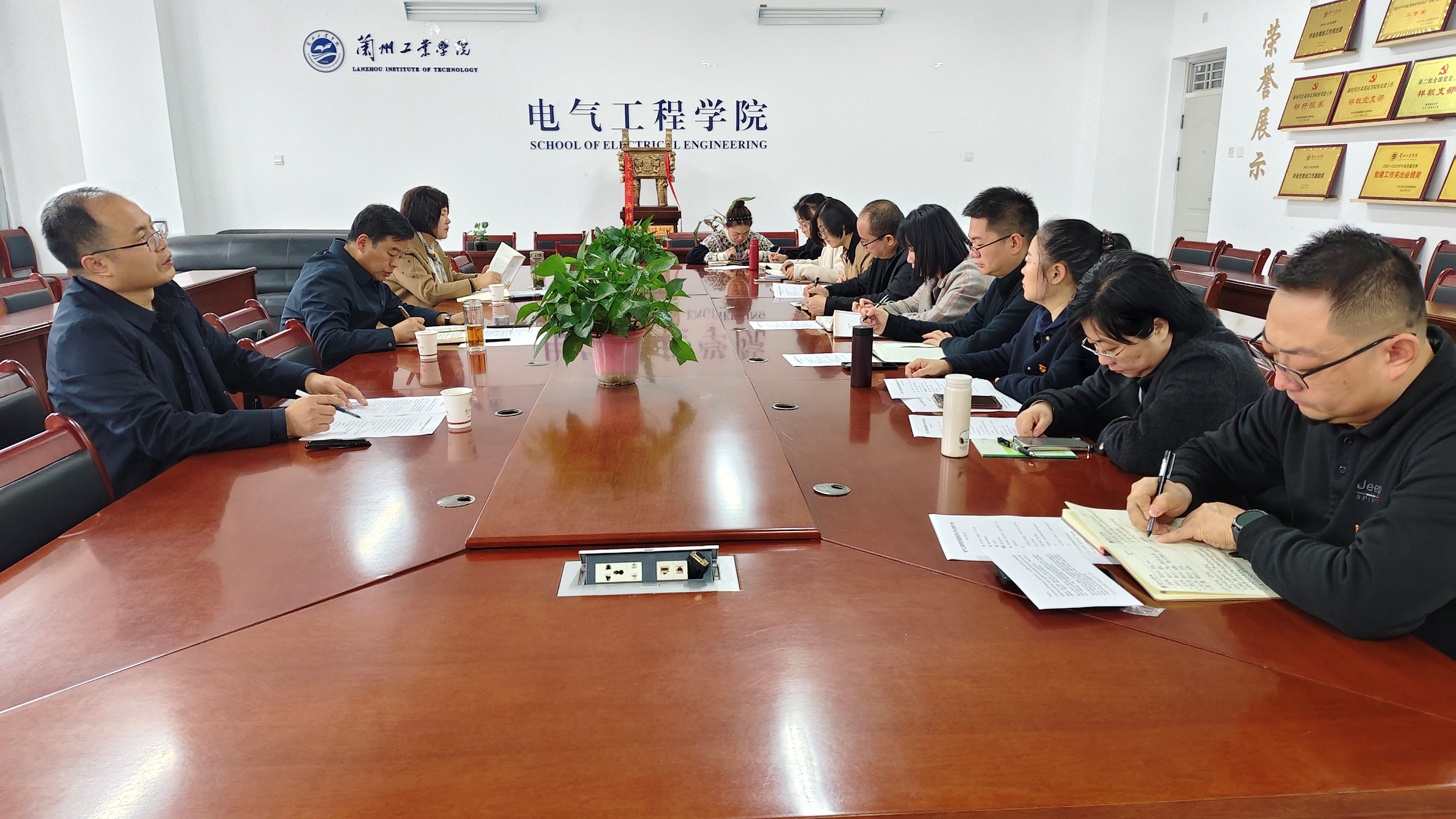 副校长王佰成巡学旁听电气工程学院党委理论学习中心组专题学习